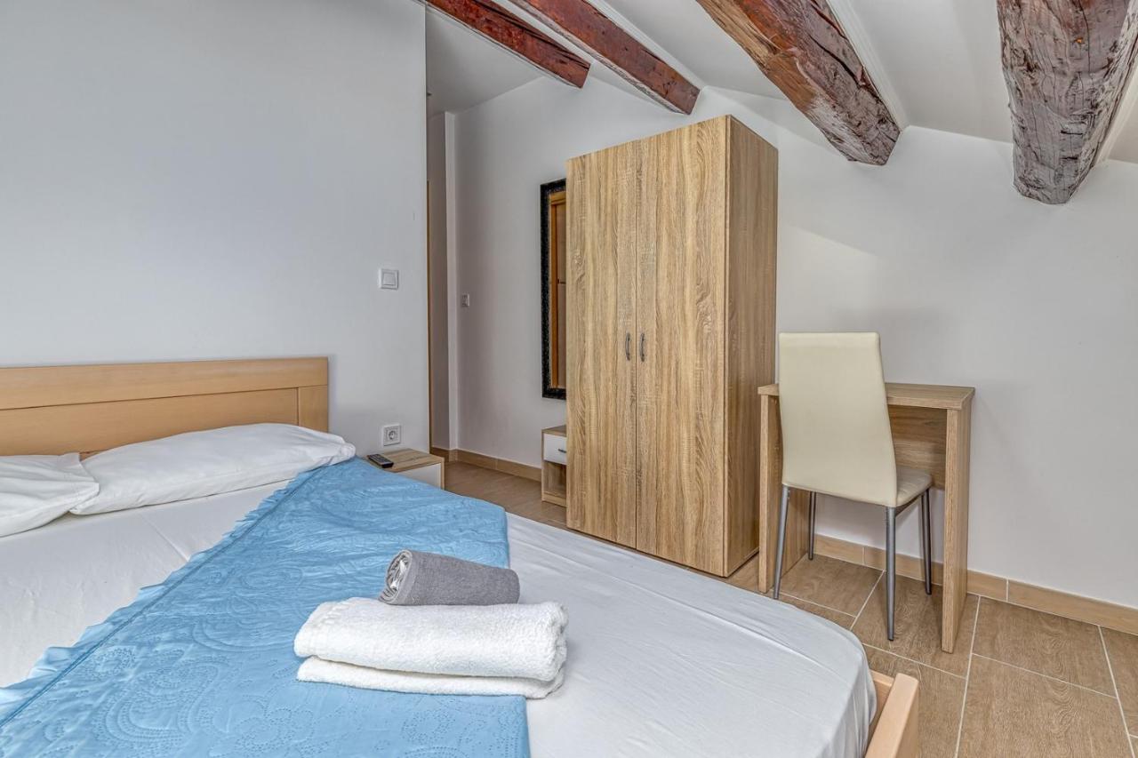 Rooms Vitoria On Joakim Square Poreč Exterior foto